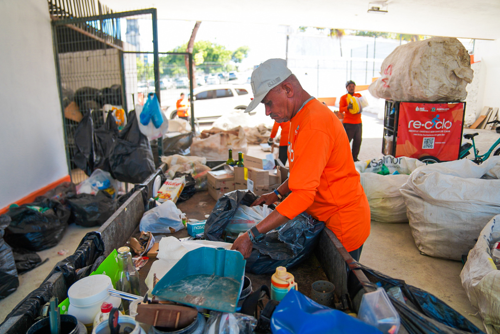 A foto mostra um catador do ReCiclo fazendo a seleção dos resíduos no Super Ecoponto